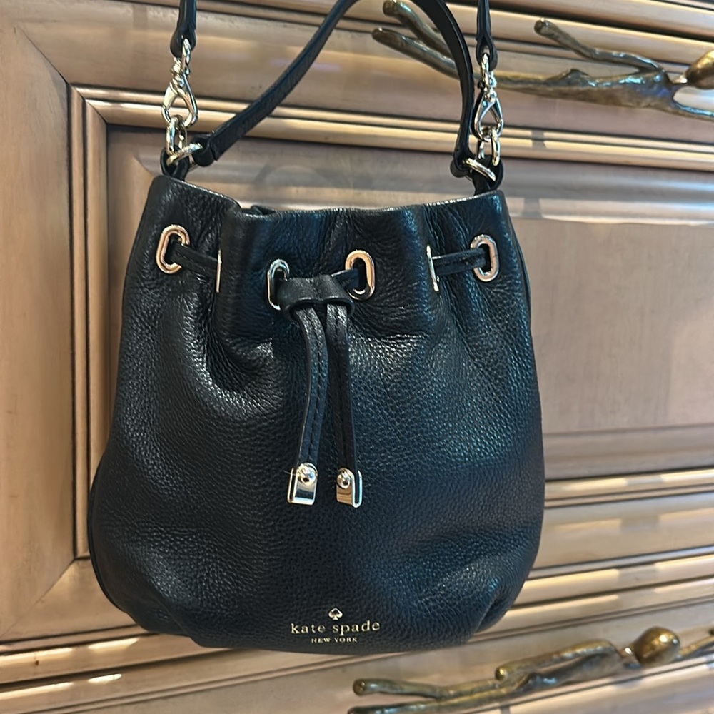 Kate Spade ♠️ New York Cobble Hill Wyatt Mini Leather Crossbody Bucket Bag - Picture 2 of 6